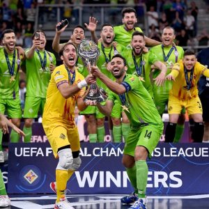 Barrón y Tomaz alzan el trofeo de la Champions League Foto: UEFA