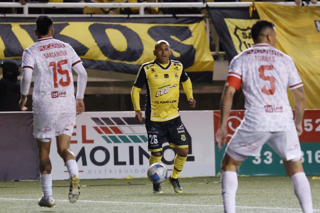 Suazo enfrenta su último partido profesional