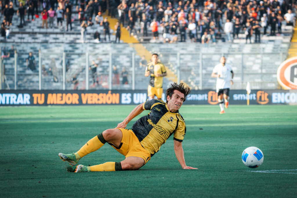 Juan Cornejo de Coquimbo Unido, se barre para recuperar un balón - Foto: Javiera Ardaván