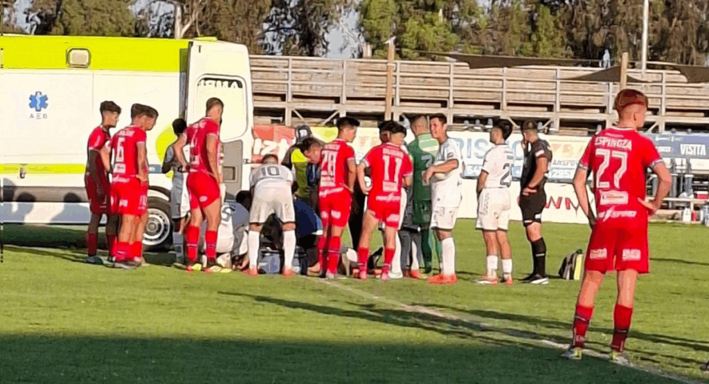 Ambulancia entra durante el Melipilla v San Joaquín - Hinchas Meli